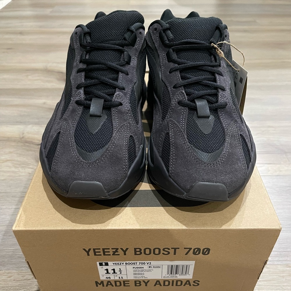 Yeezy Boost 700 V2 Vanta Size 11.5